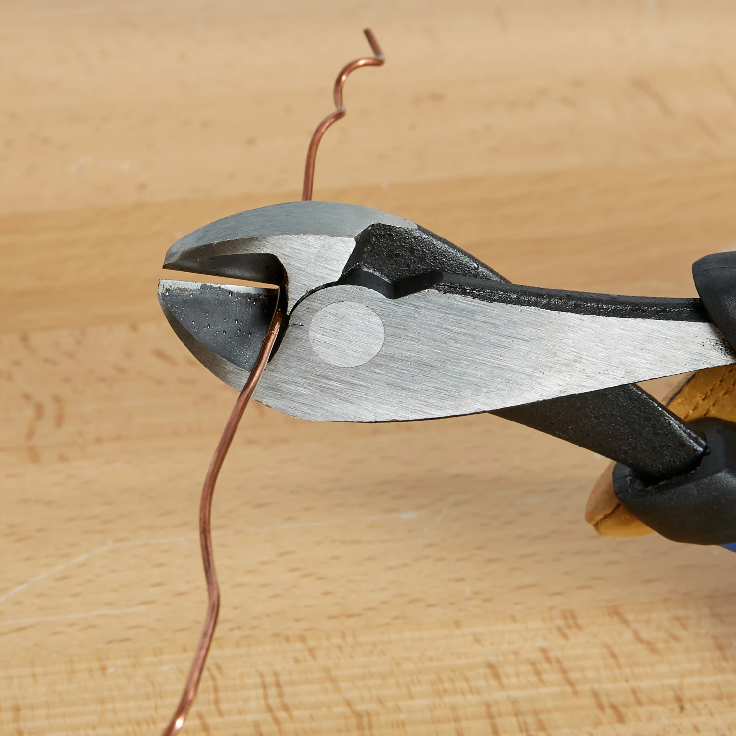 Kobalt 7.28-in Electrical Pliers with Wire Cutter 4 Kobalt 7.28-in Electrical Pliers with Wire Cutter - Image 4